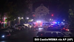 Polisi dan kendaraan darurat berada di kawasan hiburan setelah insiden penembakan di Birmingham, Alabama, Minggu, 22 September 2024. (Bill Castle/WBMA via AP)