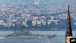 Kapal perang Rusia melewati Bosphorus, Istanbul, dalam perjalanan ke Laut Mediterania, 6 Otober 2015 (Foto: AP). 