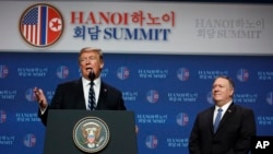도널드 트럼프 미국 대통령과 마이크 폼페오 국무장관이 지난해 2월 베트남 하노이에서 2차 미-북 정상회담을 마친 후 기자회견을 했다.