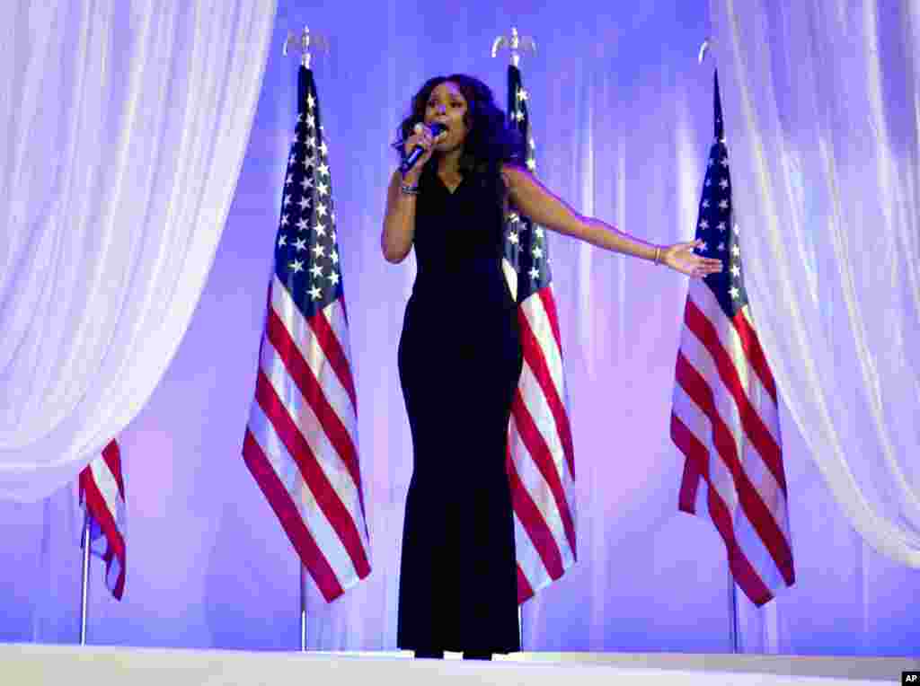 Penyanyi Jennifer Hudson bernyanyi mengiringi dansa Presiden Barack Obama dan ibu negara Michelle Obama di pesta dansa inaugurasi di Washington Convention Center (21/1).