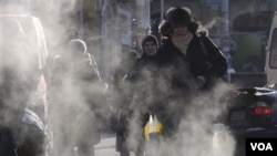 Para warga di ibukota Ukraina, Kiev, harus menderita akibat cuaca dingin yang parah (2/2). Sedikitnya 123 meninggal akibat cuaca dingin di Eropa timur.