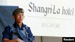 지난 2019년 '아시아안보회의' 진행 장소인 싱가포르 샹그릴라 호텔 앞에서 무장경찰이 경계 근무를 하고 있다. (자료사진)