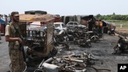 Un soldat de l'armée pakistanaise se tient près du lieu de l'accident, près de Bahawalpur, Pakistan, le 25 juin 2017.