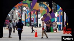 កង​សន្តិសុខ​ឈរ​យាម​នៅ​មុន​ពេល​ចាប់​ផ្តើម​នៃ​កីឡា​ទ្វីប​អាស៊ី (Asian Games) នៅ​កីឡដ្ឋាន Gelora Bung Karno ក្នុង​ទីក្រុង​ហ្សាការតា ប្រទេស​ឥណ្ឌូនេស៊ី កាលពី​ថ្ងៃទី​១៧ ​សីហា ២០១៨។