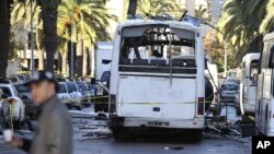 Un homme près du bus qui a explosé la veille, le 25 novembre 2015. (AP Photo)