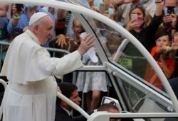 Paus Fransiskus tiba untuk menghadiri pertemuan dengan kaum muda di stadion Lokomotiva di Kosice, Slovakia, 14 September 2021. (Foto: Reuters)