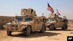 Beberapa tentara AS tampak siaga di pinggiran kota Manbij, Suriah dekat perbatasan Turki (foto: dok). 