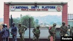 ሰራዊትን ኣባላት ፖሊስ ኡጋንዳ ኣብ ኣፍደገ ቤት ጽሕፈት ፓርቲ መድረኽ ሃገራዊ ሓድነት 