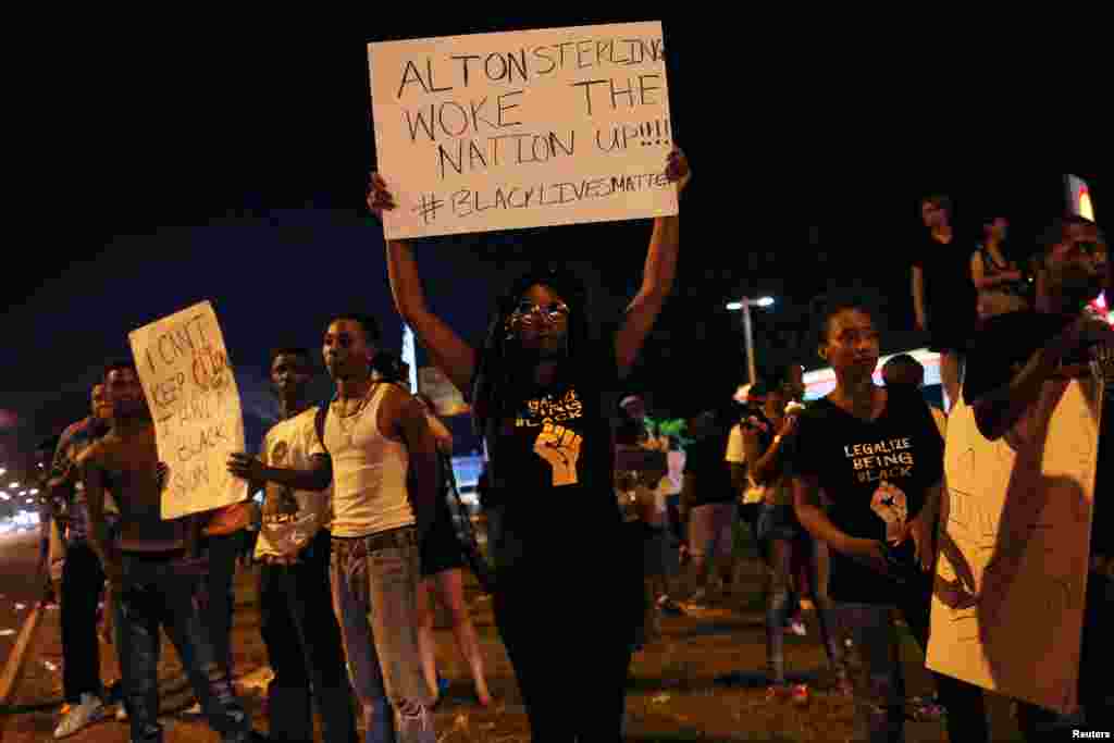 Demonstrators protest the shooting death of Alton Sterling near the headquarters of the Baton Rouge Police Department in Baton Rouge, Louisiana, July 10, 2016.