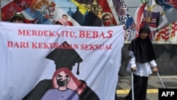 Aktivis perempuan dari gerakan anti-kekerasan terhadap perempuan dalam demo di depan Kementerian Pendidikan dan Kebudayaan, untuk memprotes pelecehan seksual dan kekerasan terhadap perempuan di kampus-kampus, Jakarta, 10 Februari 2020. (Foto: AFP) 