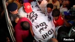 Jenazah Zahra Shahid Hussain, politisi senior perempuan dari partai Tehreek-e-Insaf dibawa ke rumah sakit di Karachi (18/5).