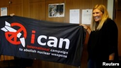 베아트리스 핀 핵무기폐기국제운동 대표가 6일 노벨평화상 수상 소식을 듣고 기뻐하고 있다.