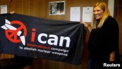 Direktur eksekutif ICAN, Beatrice Fihn, merayakan di Jenewa, Swiss, setelah organisasinya dinyatakan sebagai pemenang Nobel Perdamaian 2017, Jumat (6/10). 