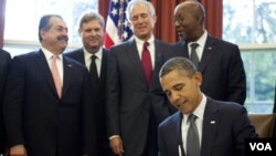 Presiden AS Barack Obama menandatangani perjanjian perdagangan bebas dengan 3 negara (21/10).