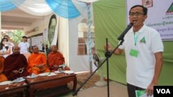 Yang Saing Koma, program director of the Grassroots Democratic Party, speaks on the one year anniversary of the party in Phnom Penh, Cambodia, Tuesday, August 02, 2016. ( Leng Len/VOA Khmer)