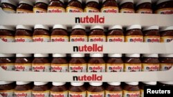 Botol-botol selai Nutella chocolate hazelnut dipajang di hypermarket Carrefour, Perancis, 6 April 2016. (Foto: dok). 