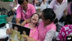 2016年10月13日泰王普密蓬·阿杜德逝世后，悲恸的人群中一位妇女痛哭失声。