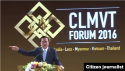 នាយក​រដ្ឋមន្រ្តី​ថៃ​លោក​​ Prayuth Chan-ocha កំពុង​ថ្លែង​សុន្ទរកថានៅក្នុង​វេទិកា CLMVT Forum ២០១៦។