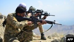 Le mouvement de résistance afghan et les forces du soulèvement anti-talibans prennent position alors qu'ils patrouillent au sommet d'une colline dans la région de Darband, dans le district d'Anaba, dans la province du Panchir, le 1er septembre 2021. 