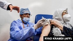 Un agent de santé administre une dose du vaccin russe Spoutnik V dans une clinique de la ville de Blida, à environ 45 kilomètres au sud-ouest d'Alger, le 30 janvier 2021, la localité où le premier cas a été confirmé en 2020.