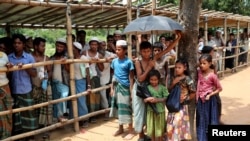 រូបឯកសារ៖ ជន​ភៀស​ខ្លួន​រ៉ូហ៊ីងយ៉ា​កំពុង​តម្រង់ជួរដើម្បី​ទទួល​យក​​អំណោយ​នៅ​ក្នុង​ជំរំ​ជន​ភៀស​ខ្លួន​នៅក្រុង Cox's Bazar ប្រទេស​បង់ក្លាដែស កាល​ពី​ថ្ងៃ​ទី១​ កក្កដា ២០១៨។