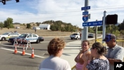 'Yansanda da mutane a harabar makarantar da aka kashe mutane 10