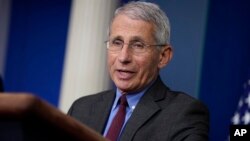 លោក​វេជ្ជបណ្ឌិត Anthony Fauci ថ្លែង​នៅ​ក្នុង​សន្និសីទ​កាសែត​សង្ខេប​ស្តីពី​ក្រុម​ការងារ​ប្រយុទ្ធប្រឆាំង​នឹង​មេរោគ​កូរ៉ូណា នៅ​សេតវិមាន កាលពី​ថ្ងៃទី១០ ខែមេសា ឆ្នាំ២០២០។