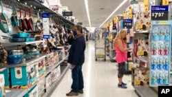 Konsumen berbelanja di toko Walmart di Vernon Hills, Illionois, AS, Minggu, 23 Mei 2021. Lonjakan inflasi masih membayangi AS hingga kini. (Foto: AP)