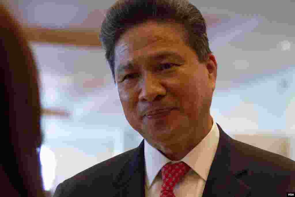 ស៊ុន ចាន់ថុល​ រដ្ឋមន្ត្រី​ក្រសួង​សារធារណការ​ និង​ដឹក​ជញ្ជូន​ ចូលរួម​ពិភាក្សា​ក្នុង​វេទិកា​សេដ្ឋកិច្ច​ពិភពលោក​ ក្នុង​រាជធានី​ភ្នំពេញ​ នៅ​ថ្ងៃទី​១២ ខែ​ឧសភា​ ឆ្នាំ​២០១៧។ (ហ៊ាន សុជាតា/VOA)