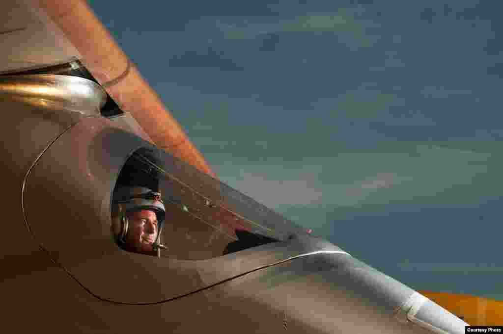 Bertrand Piccard flying with Solar Impulse in 2011. (Jean Revillard/Rezo.ch)