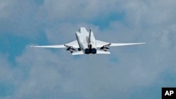 Ruski bombarder Tu-22M3 u letu tokom zajedničkih rusko-bjeloruskih vježbi namijenjenih obučavanju vojske da koristi taktičko nuklearno oružje.