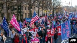 Pendukung Presiden AS Donald Trump melakukan aksi unjuk rasa di Pennsylvania Avenue untuk memprotes hasil pemilihan presiden, pada 12 Desember 2020 di Washington, DC. 