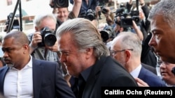 Mantan kepala strategi Gedung Putih Steve Bannon tiba di Kantor Kejaksaan Distrik Manhattan di New York, AS, Kamis 8 September 2022.