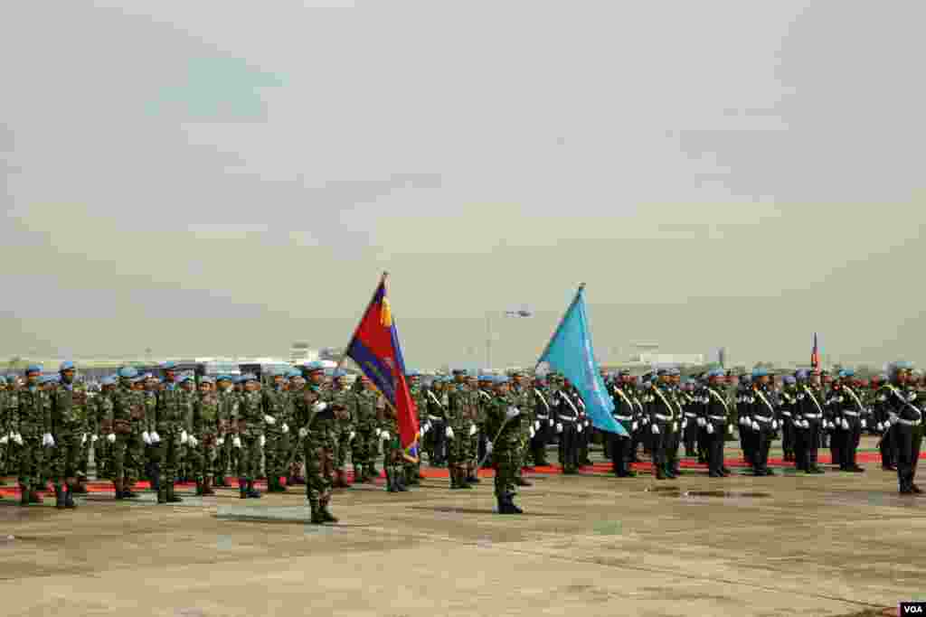 ទិដ្ឋភាពទូទៅនៃ​ពិធី​ជូន​ដំណើរ​ដល់​កង​កម្លាំង​មួក​ខៀវ​កម្ពុជា​ចំនួន​ ៤២៨​នាក់​ ដែល​នឹង​ចេញ​ដំណើរ​ទៅ​ចូលរួម​បេសកកម្ម​រក្សា​សន្តិភាព​ក្នុងប្រទេស​ម៉ាលី និង​ប្រទេស​ស៊ូដង់​ខាង​ត្បូង នា​មូល​ដ្ឋាន​ទ័ព​អាកាស​ពោធិ៍ចិនតុង​ រាជធានី​ភ្នំ​ពេញ​ ថ្ងៃទី​៣ ខែ​ឧសភា​ ឆ្នាំ​២០១៨។&nbsp; (អូន ឆេងប៉រ/VOA)&nbsp;