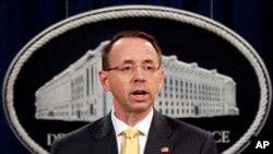 Wakil Jaksa Agung Rod Rosenstein mengumumkan dakwaan terhadap 13 warga Rusia kepada pers pada hari Jumat (16/2) di Washington, D.C.