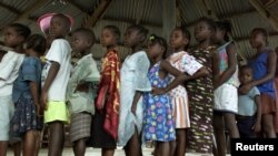 Des enfants attendant de se faire vacciner contre la rougeole en Afrique (Reuters)