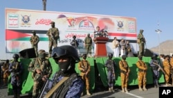 Pasukan Houthi-Yaman dalam peringatan satu tahun serangan Hamas terhadap Israel pada 7 Oktober 2024, di Sanaa, Yaman (foto: ilustrasi). 