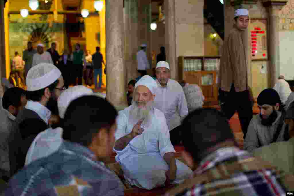 While Saudi Arabia&#39;s sacred mosque in Mecca was closed last week in an effort to contain the virus, mosques in Egypt continued to function as normal. (H. Elrasam/VOA)