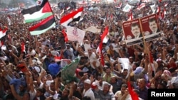 Supporters of Muslim Brotherhood's presidential candidate Mohamed Morsi celebrate his victory at Tahrir Square in Cairo, June 24, 2012. 