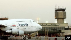 Foto yang diambil pada tahun 2003 ini menunjukkan pesawat milik maskapai penerbangan nasional Iran Boeing 747 di bandara internasional Mehrabad di Teheran.