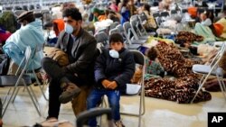 Afg'onistonda Tolibon hokimiyatga kelganidan beri yuzlab ming fuqaro mamlakatni tark etgan. Qochqinlar doimiy boshpana olishga qiynalmoqda, jumladan AQShda. 