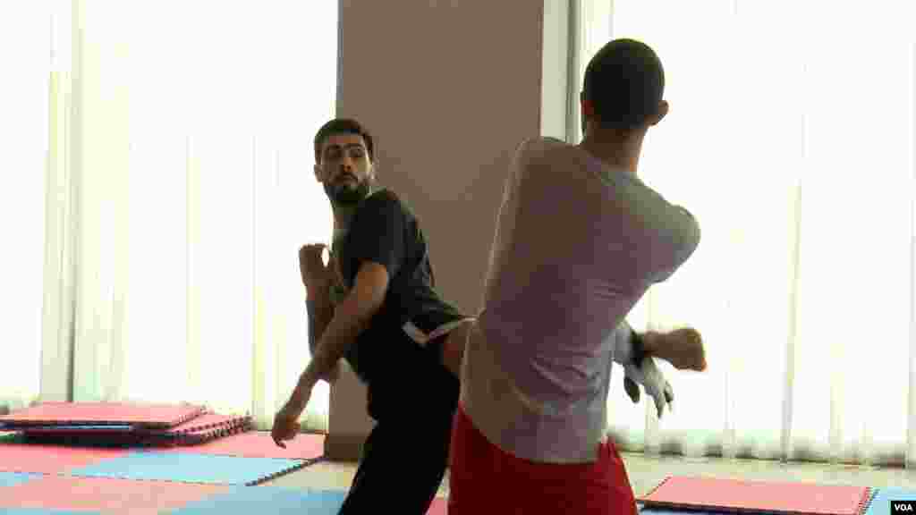 میلاد بیگی از تیم ملی آذربایجان در تمرین با هم تیمی سابق خود کسری مهدی پور که اکنون عضو تیم ‌پناهندگان است، پیش از رقابتهای انتخابی المپیک توکیو در بلغارستان 