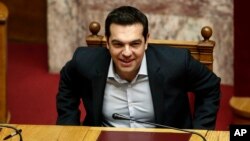 PM Yunani Alexis Tsipras saat menghadiri pemungutan suara terhadap RUU dana talangan di parlemen Yunani di Athena, Selasa (15/12).