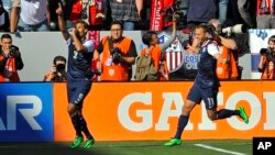 Penyerang AS Chris Wondolowski merayakan golnya bersama reman satu tim Brad Davis dalam babak pertama pertandingan persahabatan melawan Korea Selatan di Carson, California, 1 Februari 2014.