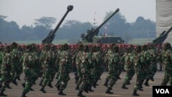 Pameran kekuatan pasukan TNI AD dalam Peringatan HUT TNI ke 67 di Bandara Halim Perdanakusuma Jakarta, 5 Oktober 2012 (foto: VOA/Andylala). 
