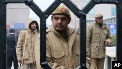 Polisi India melakukan penjagaan gedung pengadilan di mana dilakukan sidang tertutup atas kasus pemerkosaan di New Delhi (foto: dok). 