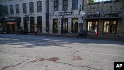 Bercak darah terlihat di area jalanan di pusat kota Austin, Texas, pada 12 Juni 2021 setelah penembakan terjadi di area tersebut. (Foto: AP)