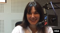 លោកស្រី Sharon May ជា​អ្នក​និពន្ធ និង​ការី​និពន្ធ​ជនជាតិ​អាមេរិក​ដែល​ថត​រូប​ជំរុំ​ជន​ភៀស​ខ្លួន​នៅ​ប្រទេស​កម្ពុជា​ក្នុង​ឆ្នាំ​១៩៨៥។ (ផន បុប្ផា/VOA)