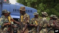 Wasu sojojin Najeriya su na gadin shugaba Goodluck Jonathan lokacin da ya ziyarci gidan marigayi shugaba Umaru Musa 'Yar'aduwa a Katsina, 8 Mayu, 2010