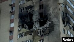 Një godinë e dëmtuar në Kiev nga sulmi me dron (26 tetor 2024)